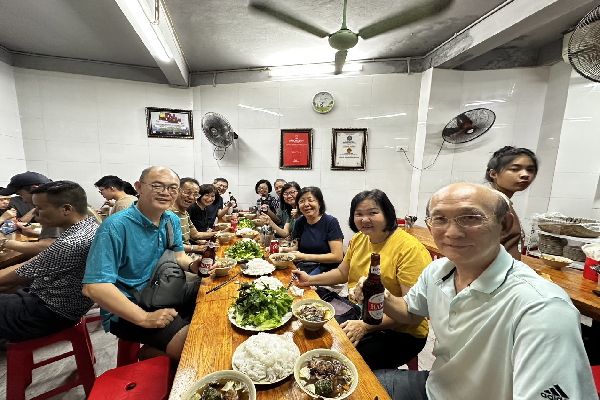 Discover the Vibrant Flavors of Hanoi's Street Food Scene - photo 8
